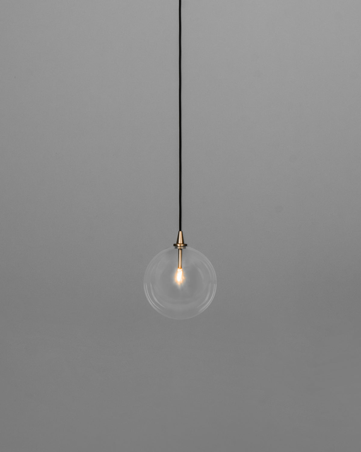 Schwung Lighting - Glass Globe Pendant FI 200 - hanglampen - sfeerbeeld