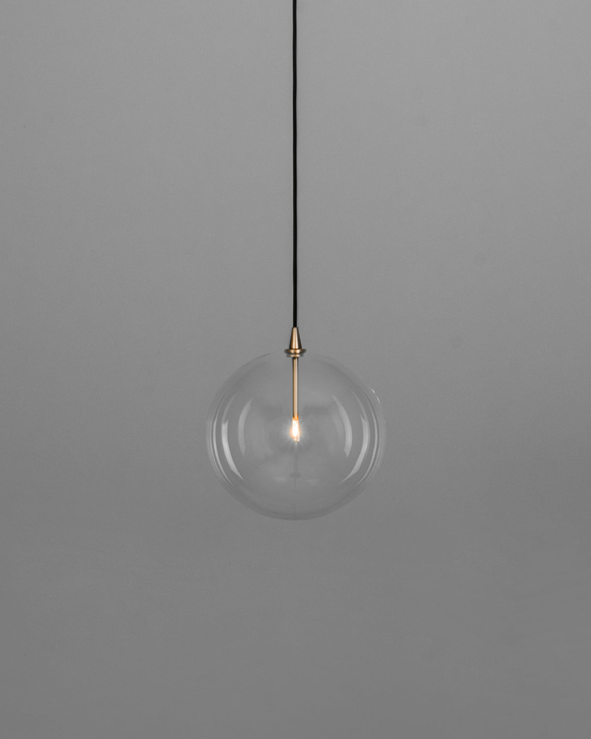 Schwung Lighting - Glass Globe Pendant FI 300 - hanglampen - sfeerbeeld