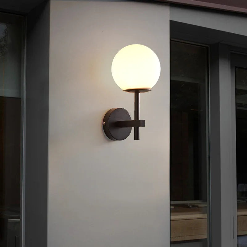 LumiNord – Nordic Moderne LED Wandlamp met Glazen Lichtbol - wandlamp - sfeerbeeld