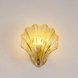 Wall lamp in the shape of a shell