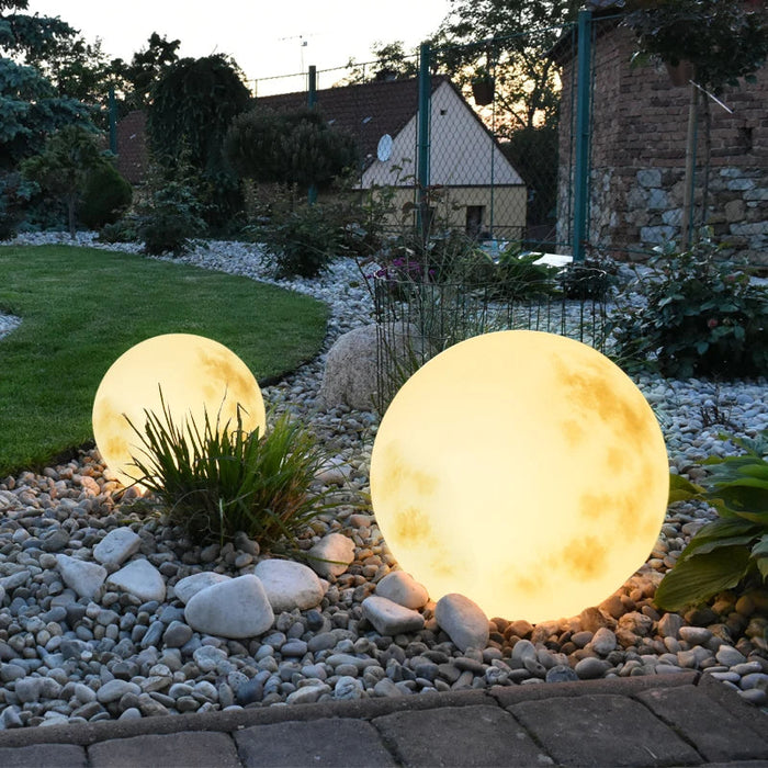 Moonlamp | Tuinlamp In De Vorm Van Een Maan - lamp - close-up