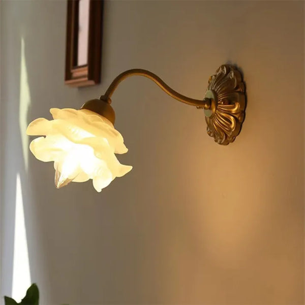 Vintage Koperen Bloemblad Glazen Wandlamp - wandlampen - close-up