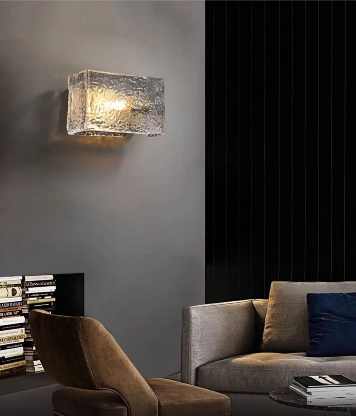 LuxeLuma Postmoderne Koperen Wandlamp met Glazen Kap - wandlamp - gemonteerd