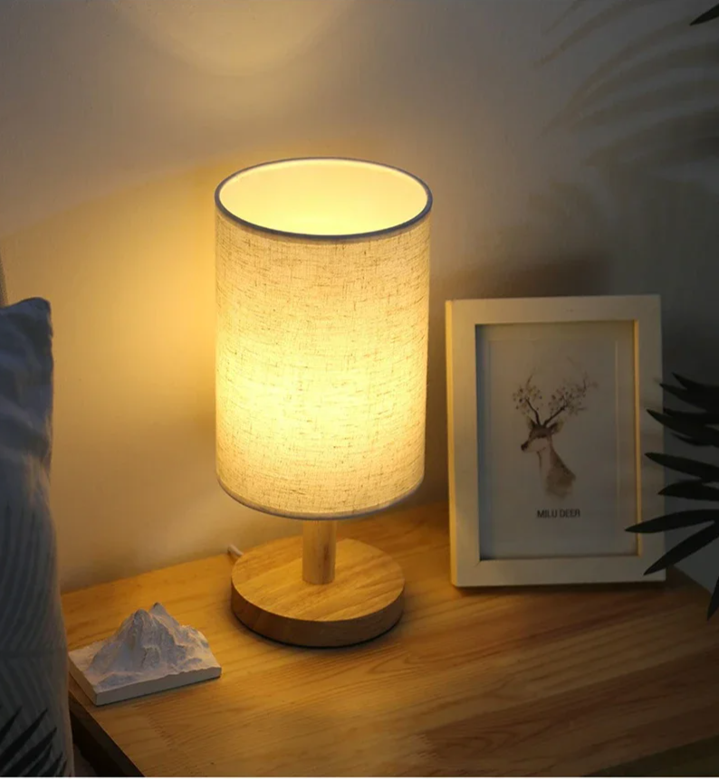 Aurora SilkGlow LED Tafellamp – Dimbare Aziatische Nachtlamp met Houten Basis & Stoffen Kap - tafellampen - sfeerbeeld