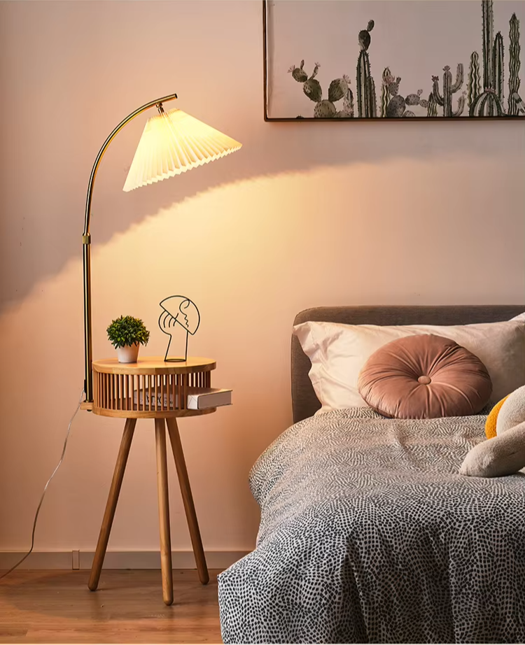 Scandinavische Houten Driepoot Vloerlamp - vloerlamp - sfeerbeeld