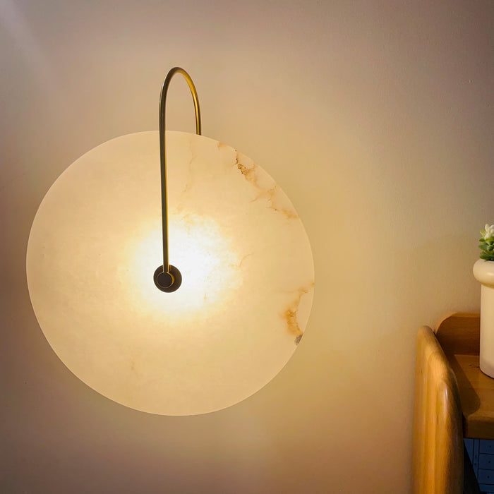 Rustgevende Alabaster LED Wandlamp - wandlampen - verlicht