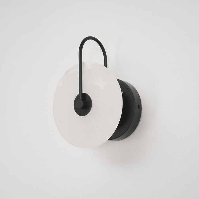 Rustgevende Alabaster LED Wandlamp - wandlampen - close-up