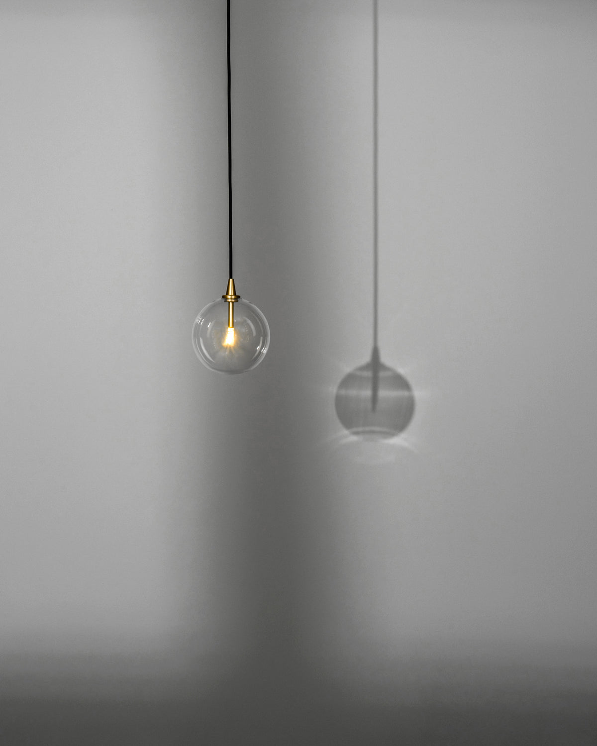 Schwung Lighting - Glass Globe Pendant FI 150 - hanglampen - in de kamer