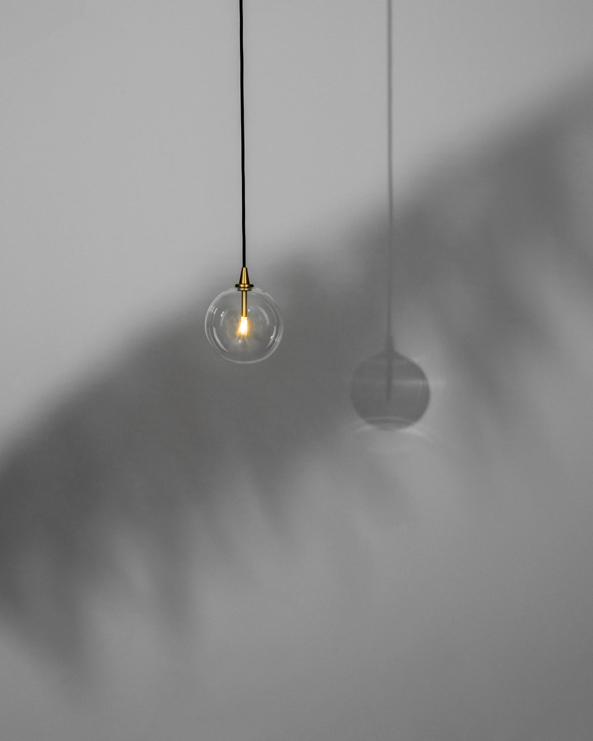 Schwung Lighting - Glass Globe Pendant FI 150 - hanglampen - zijaanzicht