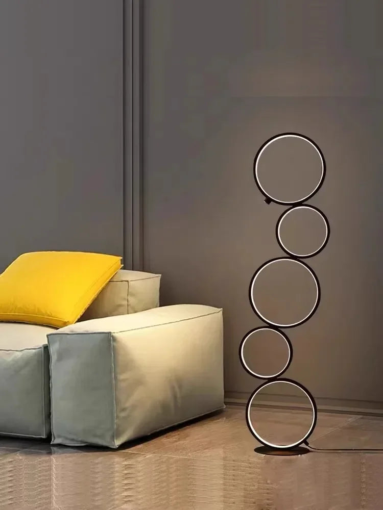 Luxe Nordic LED Vloerlamp – Dimbare 5-Ring Design - vloerlamp - in de kamer