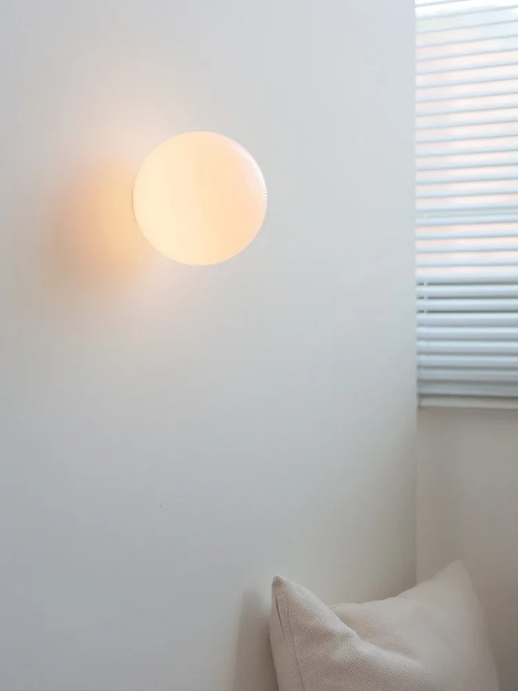 LumoSphere Witte Glasbol LED Wandlamp - wandlamp - zijaanzicht