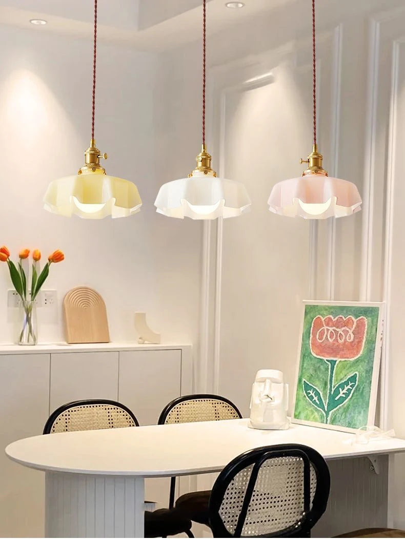Nordic Bloom Glass Pendant – Minimalistische Glazen Hanglamp in Crèmekleurige Bloemstijl - hanglampen - gemonteerd