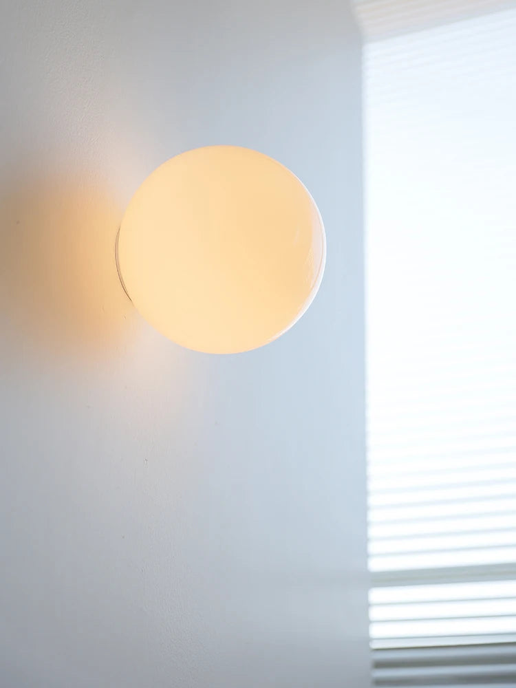LumoSphere Witte Glasbol LED Wandlamp - wandlamp - close-up