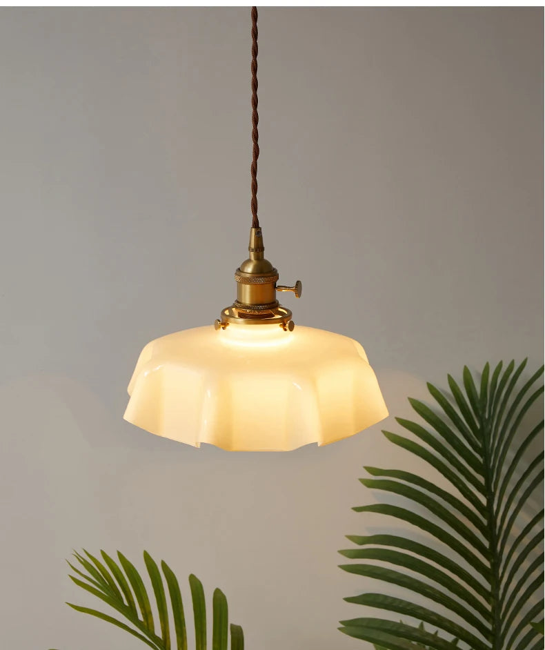 Nordic Bloom Glass Pendant – Minimalistische Glazen Hanglamp in Crèmekleurige Bloemstijl - hanglampen - in de kamer