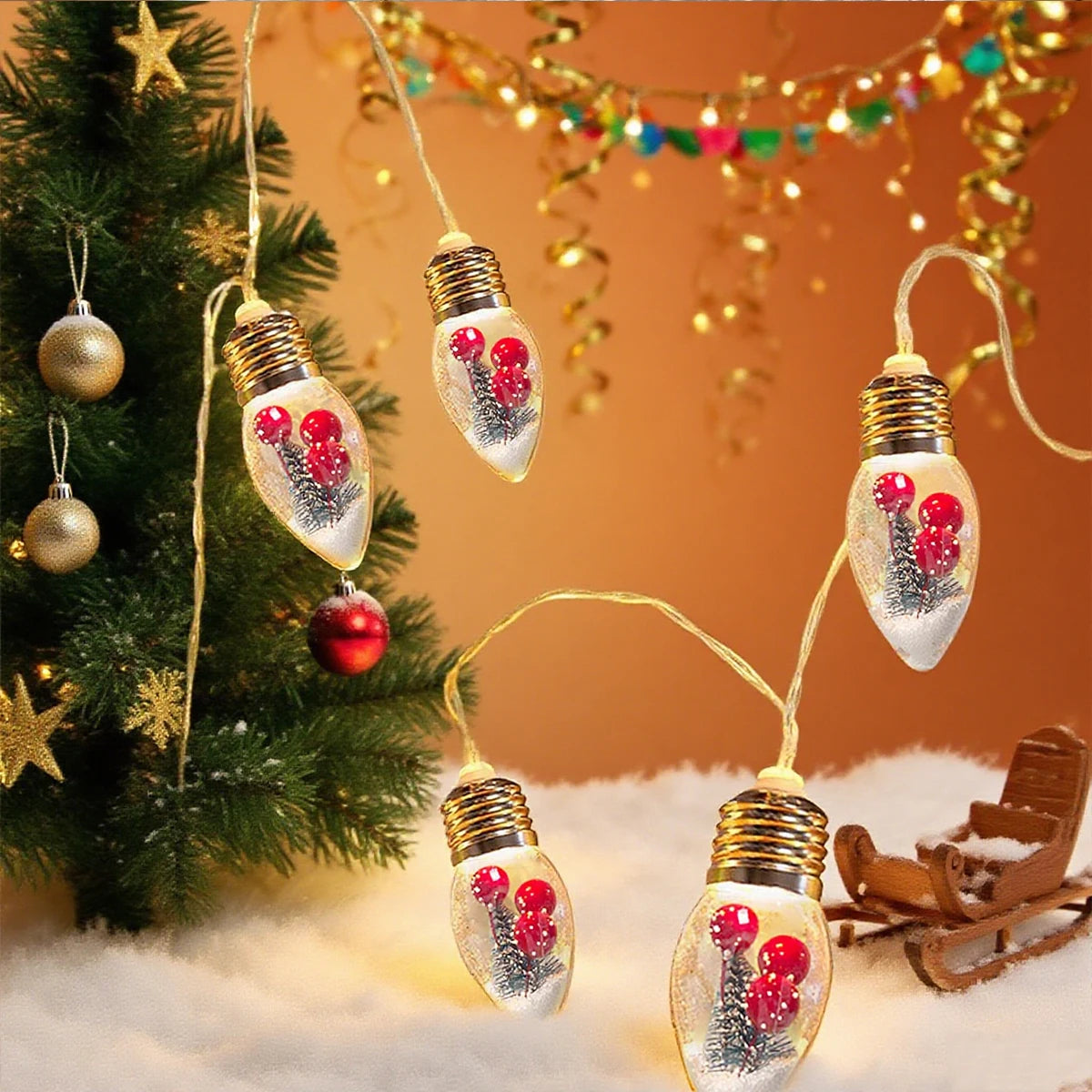 FrostGlobe LED Sneeuwbol Lichtslinger – Met Kerstboom & Rode Besjes - buitenverlichting - sfeerbeeld