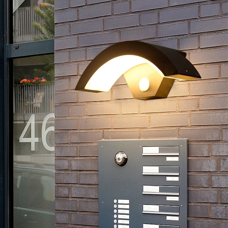 LUXGUARD Slim PIR Outdoor Lamp