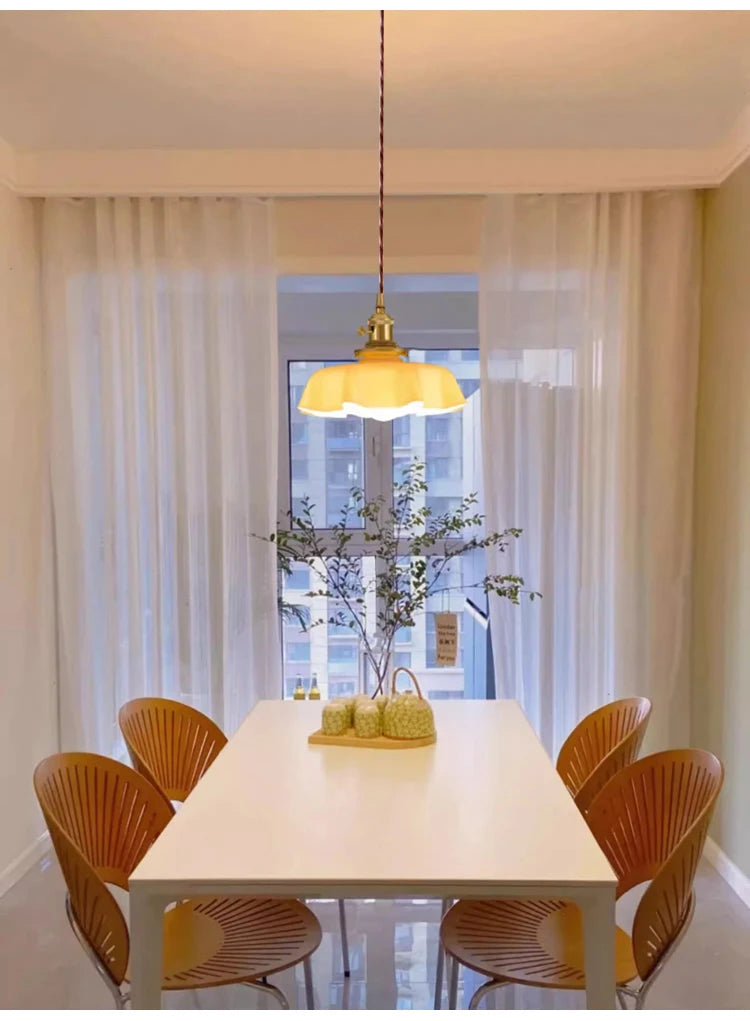 Nordic Bloom Glass Pendant – Minimalistische Glazen Hanglamp in Crèmekleurige Bloemstijl - hanglampen - close-up