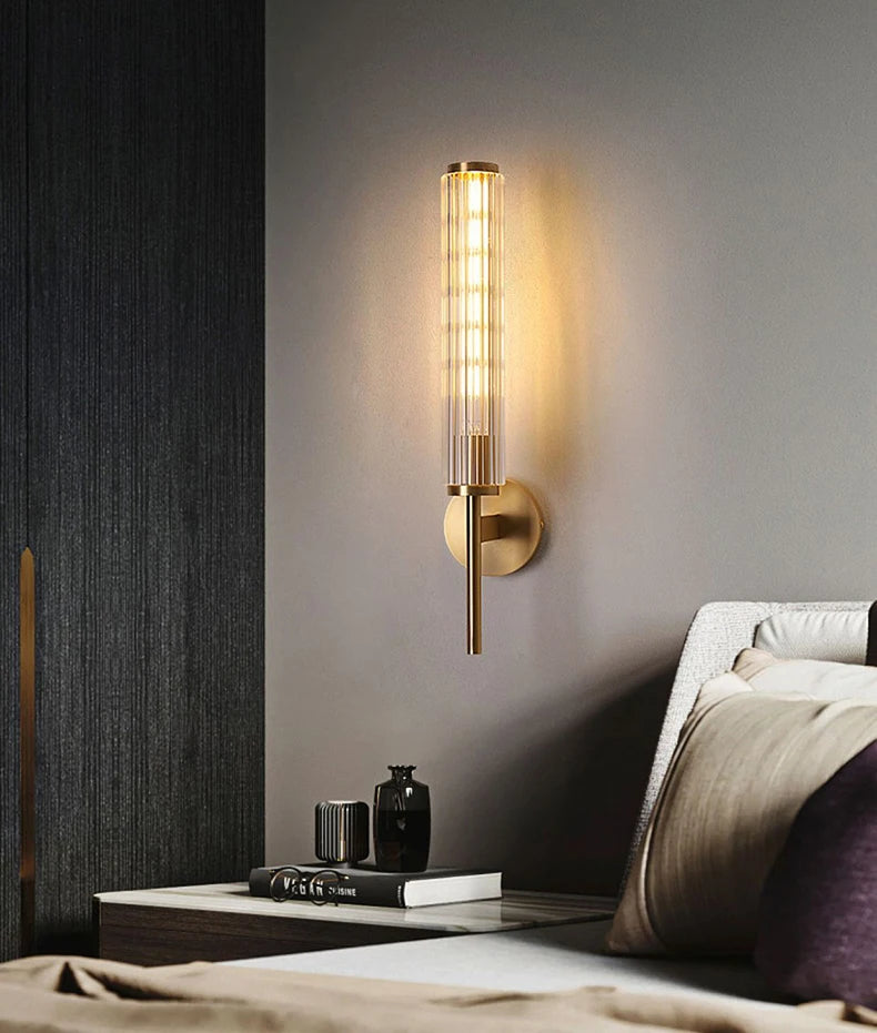 Moderne Luxe Gouden Wandlamp met Helder Glazen Kap - wandlamp - close-up