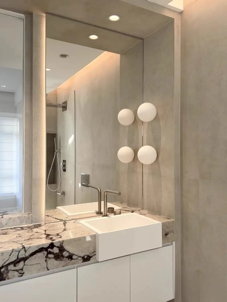 LumoSphere Witte Glasbol LED Wandlamp - wandlamp - detail