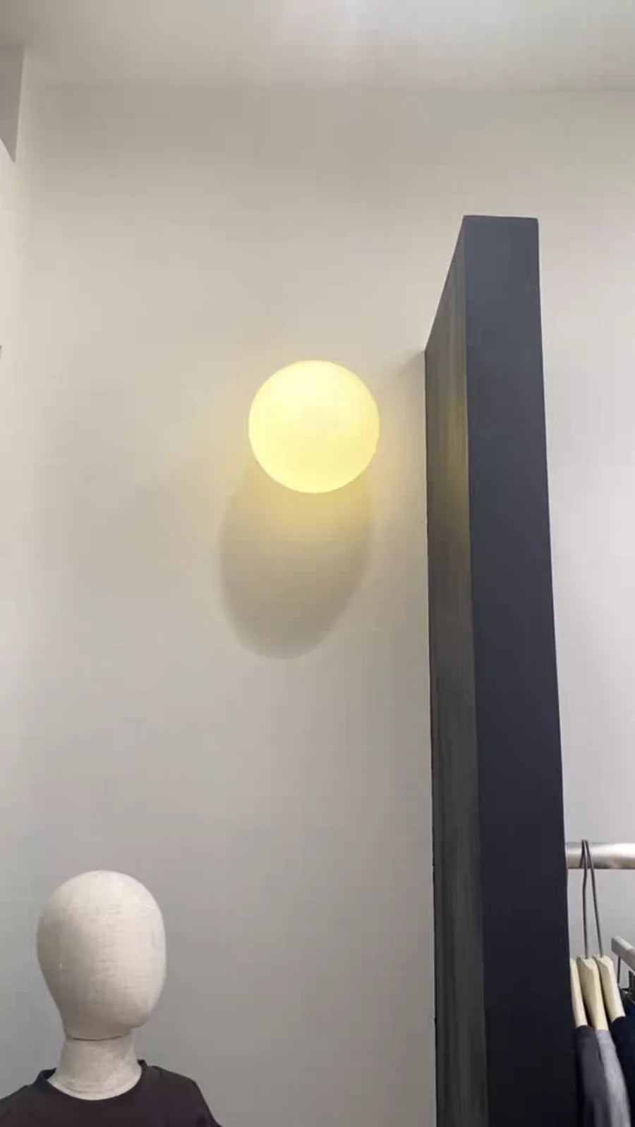LumoSphere Witte Glasbol LED Wandlamp - wandlamp - close-up