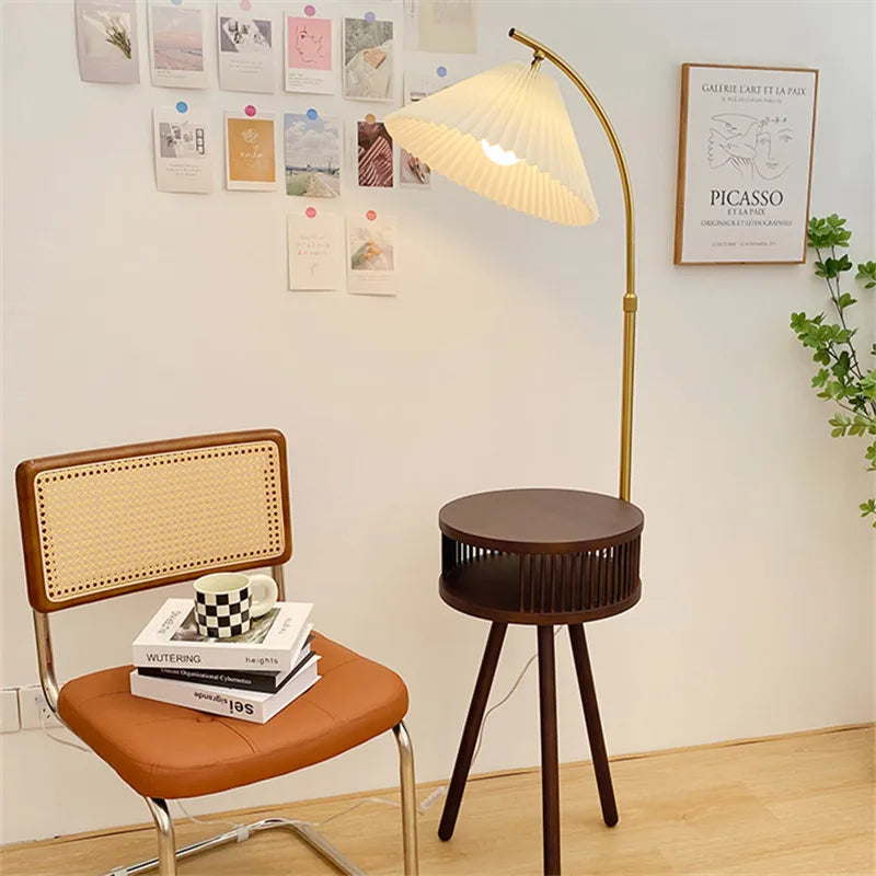 Scandinavische Houten Driepoot Vloerlamp - vloerlamp - in de kamer