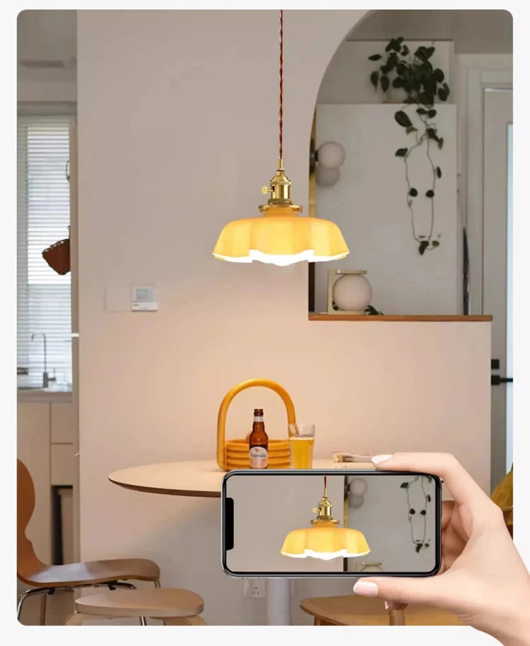 Nordic Bloom Glass Pendant – Minimalistische Glazen Hanglamp in Crèmekleurige Bloemstijl - hanglampen - zijaanzicht