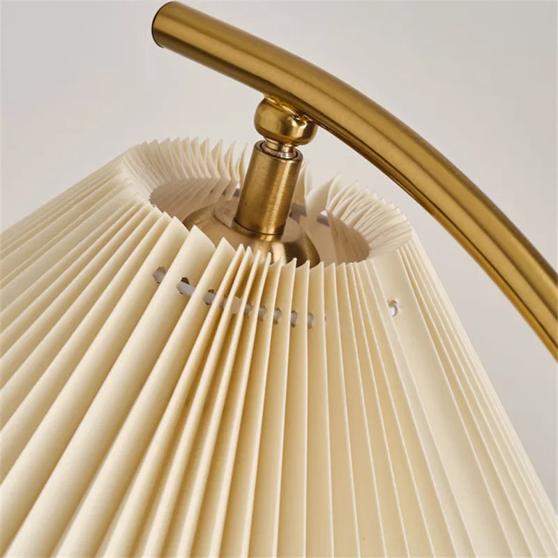 Scandinavische Houten Driepoot Vloerlamp - vloerlamp - close-up