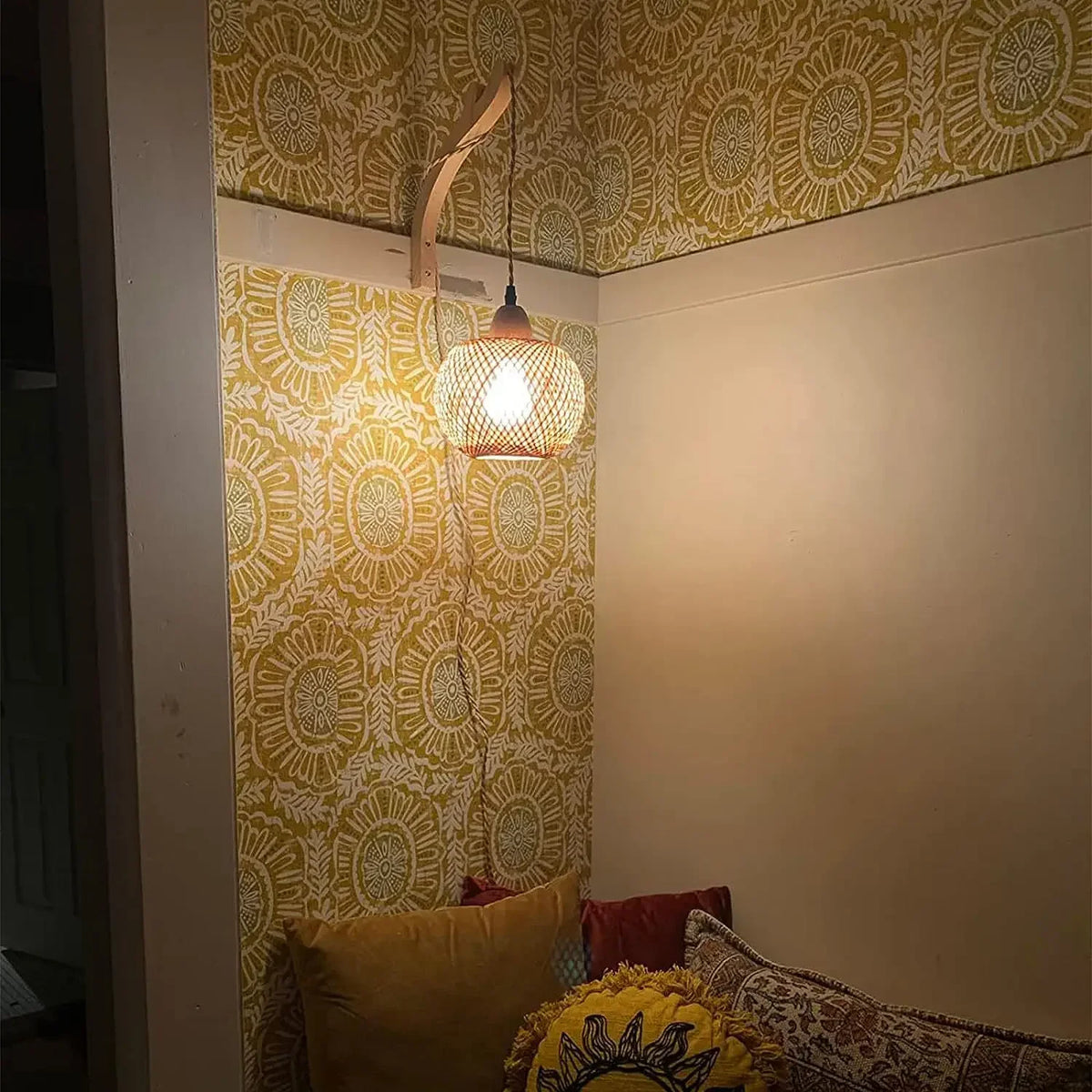 NaturLume Bamboe Wandlantaarn – Handgeweven Rotan Wandlamp met E27 Fitting - wandlamp - sfeerbeeld