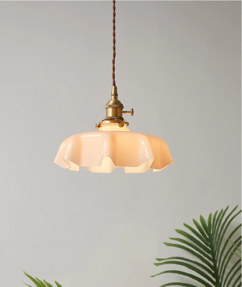 Nordic Bloom Glass Pendant – Minimalistische Glazen Hanglamp in Crèmekleurige Bloemstijl - hanglampen - sfeerbeeld