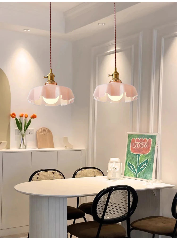Nordic Bloom Glass Pendant – Minimalistische Glazen Hanglamp in Crèmekleurige Bloemstijl - hanglampen - in de kamer