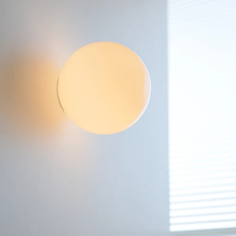 LumoSphere Witte Glasbol LED Wandlamp - wandlamp - in de kamer