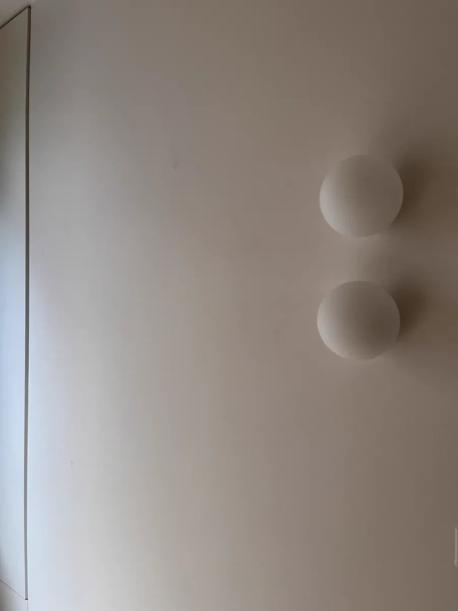 LumoSphere Witte Glasbol LED Wandlamp - wandlamp - in de kamer