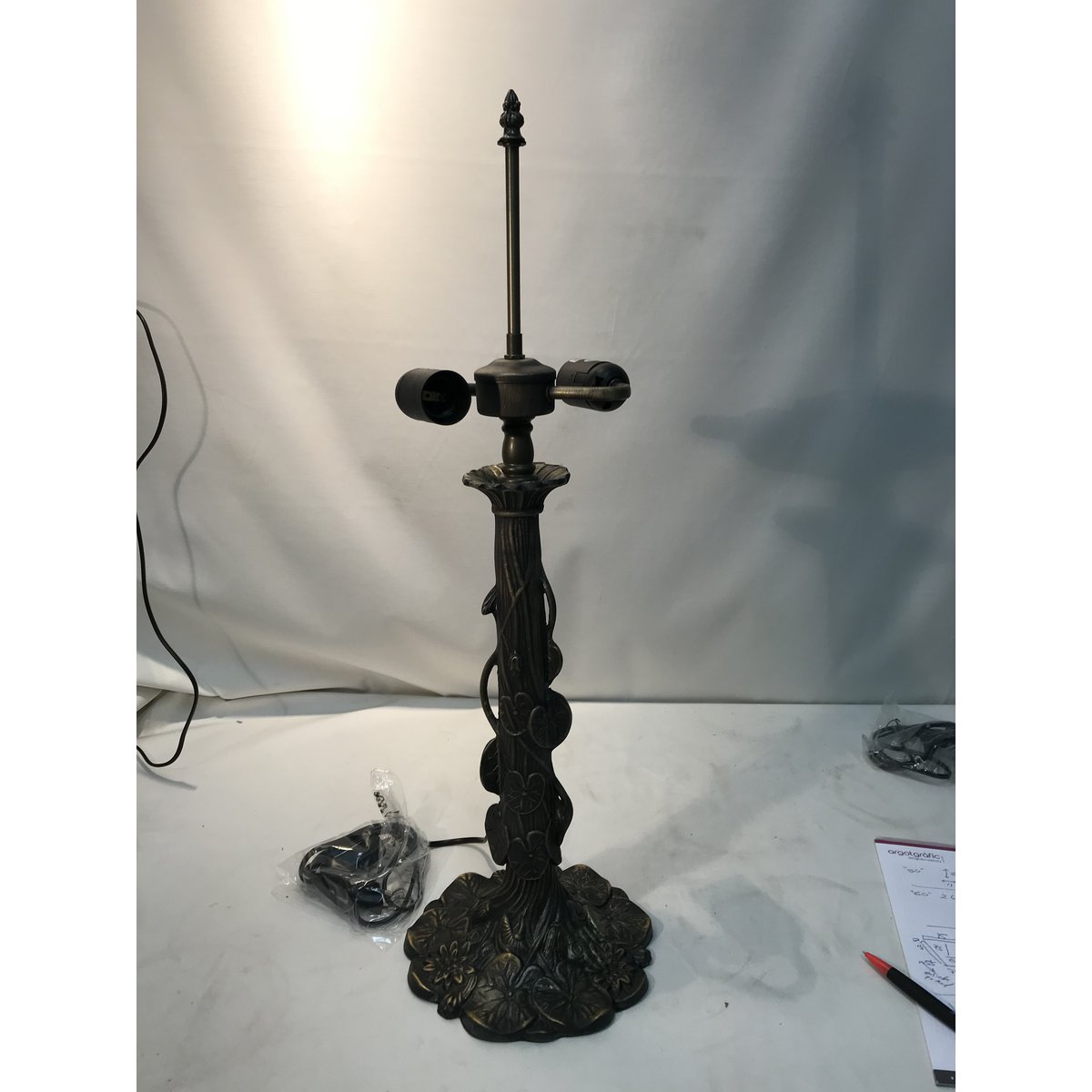 Alexandra Lighting - Grote Tafellamp Tiffany Rubberen Voet Diameter 40 Cm Belle Amber Serie - tafellampen - zijaanzicht