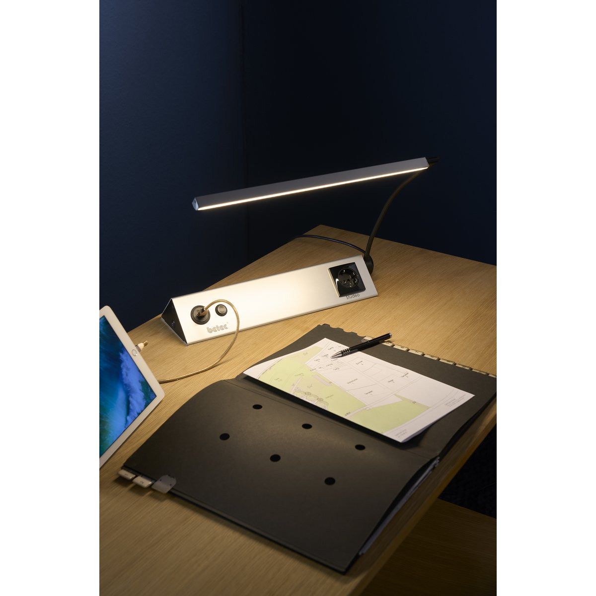 Betec Leuchten Manufactur - Studeo Bureaulamp Led Met Usb-Poort, Stopcontact, Touchdimmer 2700K - tafellampen - close-up