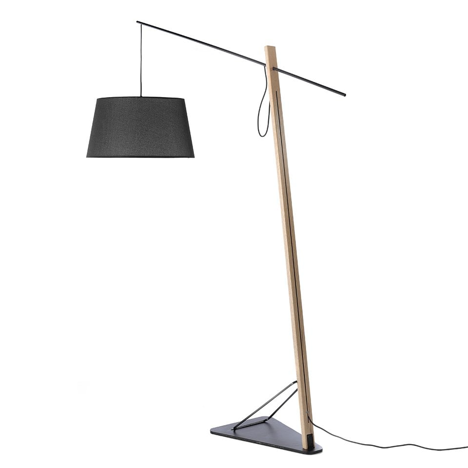 Angel Cerda - Staande Lamp In Zwart Staal En Eikenhout Met Stoffen Lampenkap - vloerlampen - in de kamer