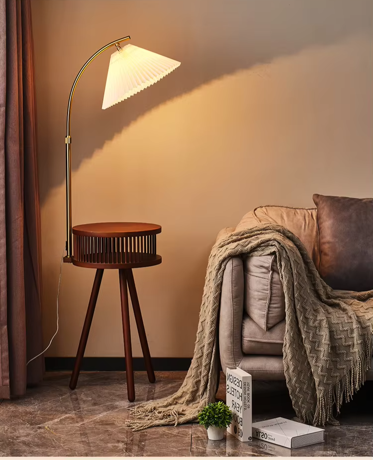 Scandinavische Houten Driepoot Vloerlamp - vloerlamp - in de kamer