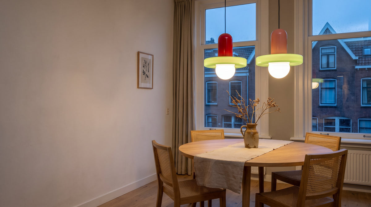 Dezelfde kamer met de lamp aan